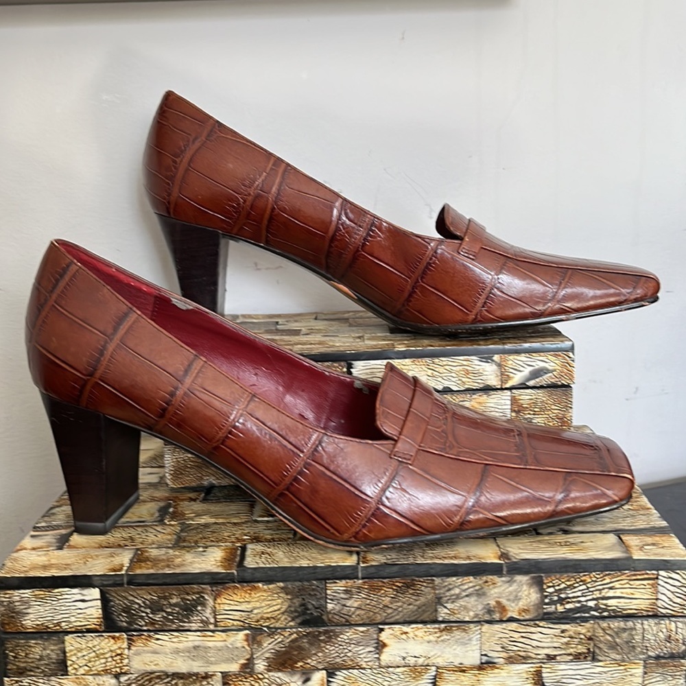 FREE with purchase: Vintage Naturalizer leather pumps (6W)